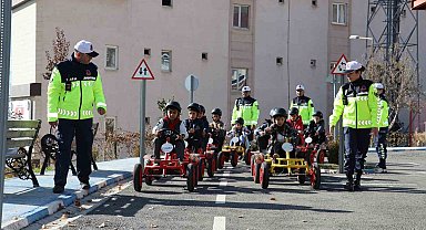 Geleceğin sürücüleri trafik parkurunda