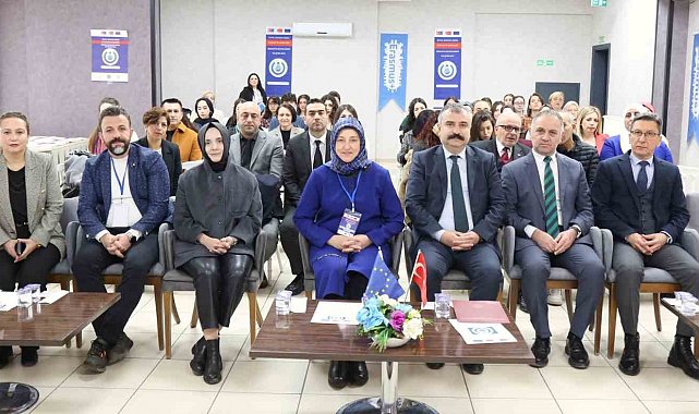 Genç kadınlar dijital dünyada güçleniyor