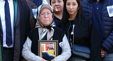 Genç paramedik sigara isteme bahanesiyle gasp ve darp edilip öldürüldü, anne duruşmaya oğlunun fotoğrafıyla geldi