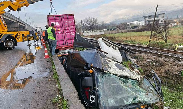 Genç sürücünün hayatını kaybettiği feci kazanın ardından tren yolu açıldı