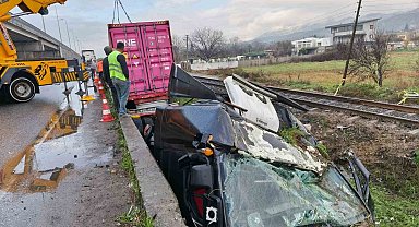 Genç sürücünün hayatını kaybettiği feci kazanın ardından tren yolu açıldı