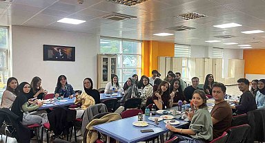 Gençler sanatta buluştu, seramik biblolar renklendi