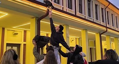 Gençlerin 'başarısız' kedi kurtarma operasyonu kamerada