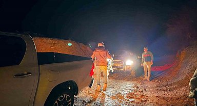 Gercüş'te çamura saplanan aracı Özel İdare ekipleri kurtardı