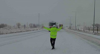 Gercüş'te karda kalan arabaların imdadına polis yetişti