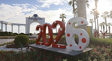 Geri dönüşümle hazırlanan yeni yıl süslemeleri Mersin'i renklendirdi