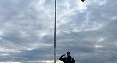 Giresun Valiliği müdahale etti; Yıpranan Türk bayrağı yenilendi