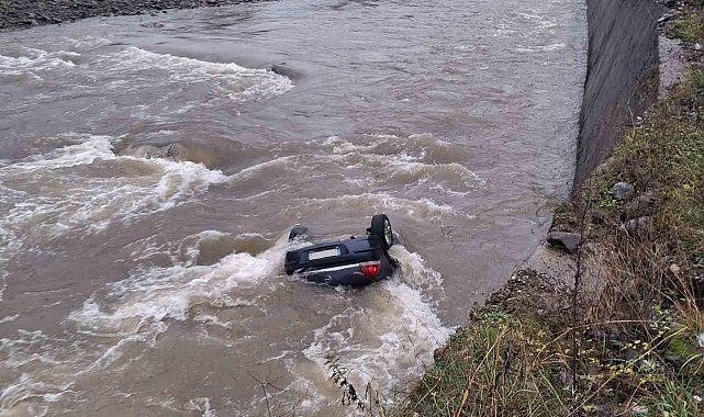 Giresun'da araç dereye uçtu: 2 ölü