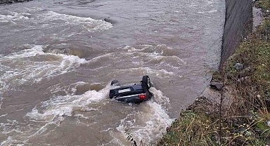 Giresun'da araç dereye uçtu: 2 ölü