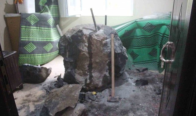 Giresun'da riskli bölgedeki kayalar kaldırılırken kopan kaya parçası evin içerisine girdi