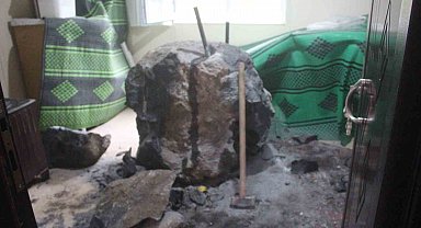 Giresun'da riskli bölgedeki kayalar kaldırılırken kopan kaya parçası evin içerisine girdi