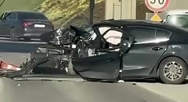 Gişelere çarpan otomobil kullanılamaz hale geldi, 2 kişi ağır yaralandı