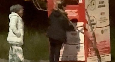 Giysi kumbarasından kıyafet çaldılar