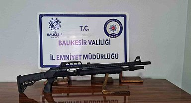 Gönen'de ruhsatsız silah ve 3 çalıntı motosiklet ele geçirildi