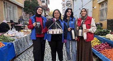 Gönüllü gençlerden pazar esnafına sıcak ikram