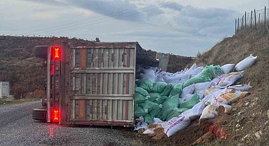 Gördes'te yem yüklü tır devrildi: 1 yaralı