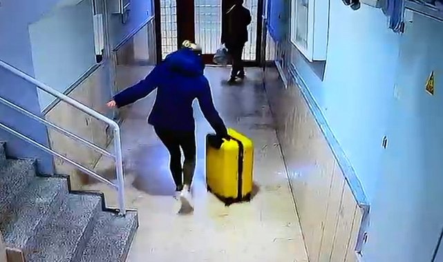 Güllü'nün kızının arkadaşı ile birlikte bavullarla binadan çıktığı anlara ilişkin görüntü ortaya çıktı