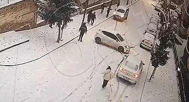 Gümüşhane'de buzlu yolda yokuş aşağı kayan araçlar kamerada