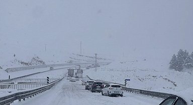 Güneydoğu'da kar esareti: Mardin ve Diyarbakır beyaza büründü, yollar kapandı