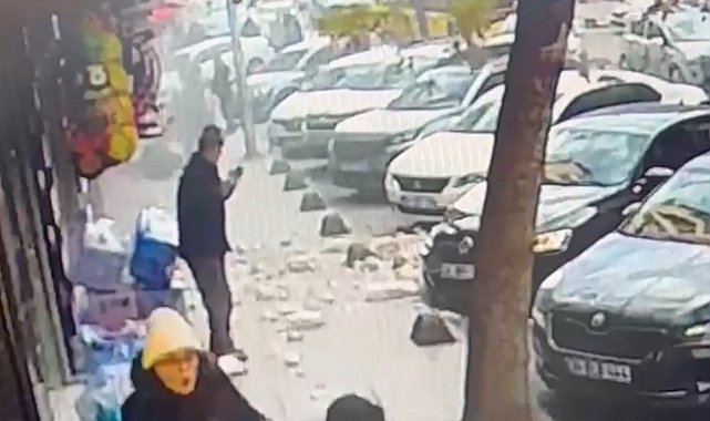 Güngören'de 5 katlı binada balkon çöktü, yayalar son anda kurtuldu