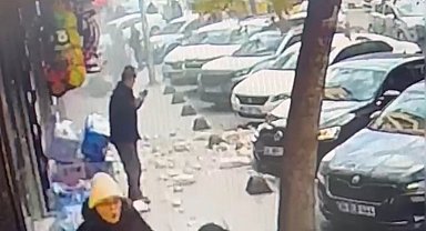 Güngören'de 5 katlı binada balkon çöktü, yayalar son anda kurtuldu