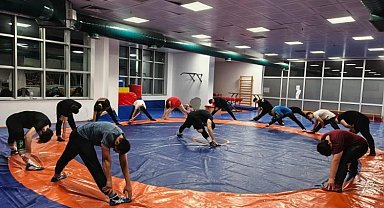 Güreş minderinde güç ve teknik bir arada