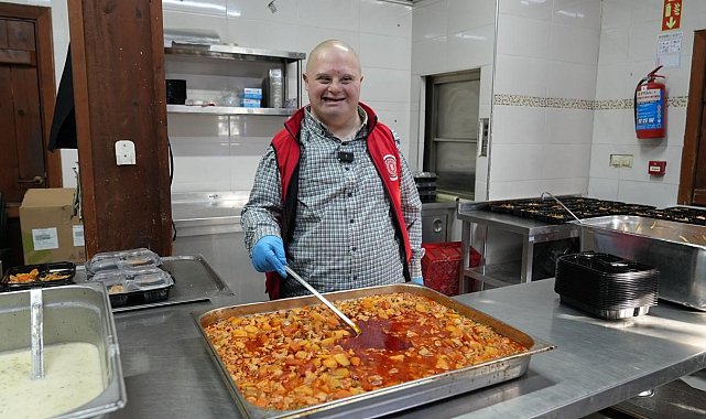 Gürsu'nun gülen yüzü Mesut, yemek dağıtımda