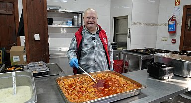 Gürsu'nun gülen yüzü Mesut, yemek dağıtımda