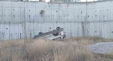 Hafif ticari araç 8 metrelik istinat duvarından sahaya uçtu: 1 ağır yaralı