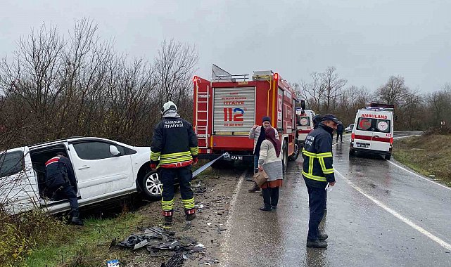 Hafif ticari araç kamyona çarptı: 2 yaralı
