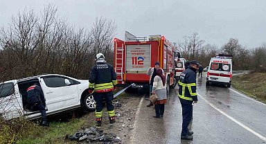 Hafif ticari araç kamyona çarptı: 2 yaralı