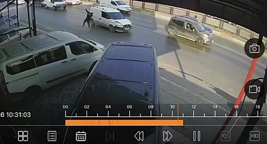 Hafif ticari araç yayaya çarptı: O anlar kamerada