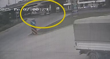 Hafif ticari aracın çarptığı yaya yola savruldu, kaza anı güvenlik kamerasına yansıdı