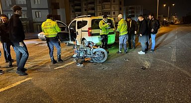 Hafif ticari araçla çarpışan motosikletin sürücüsü ağır yaralandı
