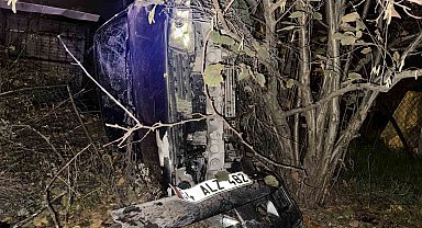 Hafif ticari araçla çarpışan otomobil tarlaya devrildi: 5 yaralı