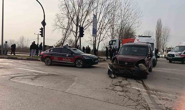 Hafif ticari araçlar çarpıştı: 3'ü çocuk 7 yaralı