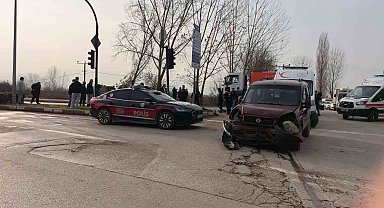 Hafif ticari araçlar çarpıştı: 3'ü çocuk 7 yaralı