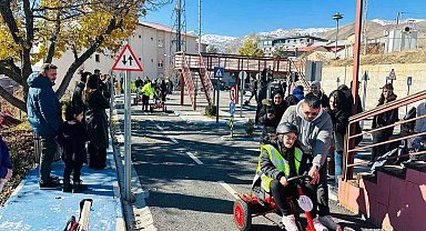 Hakkari polisi özel gereksinimli çocukları trafik eğitim parkında ağırladı