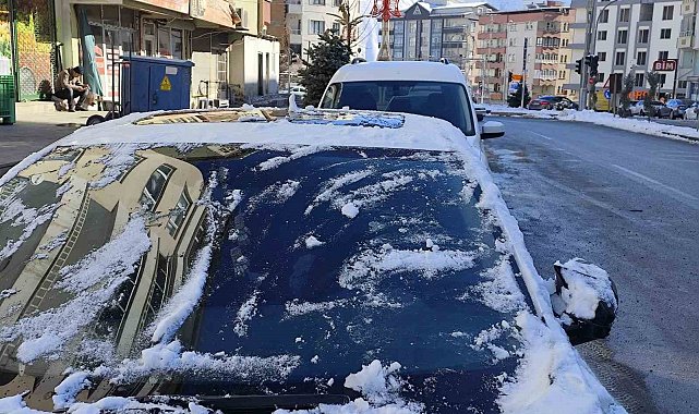Hakkari'de araç camları buz tuttu