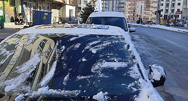 Hakkari'de araç camları buz tuttu