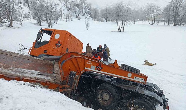 Hakkari'de iş makinesi devrildi: 2 yaralı