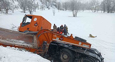 Hakkari'de iş makinesi devrildi: 2 yaralı