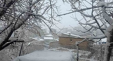 Hakkari'de kar ve fırtına etkisini sürdürüyor