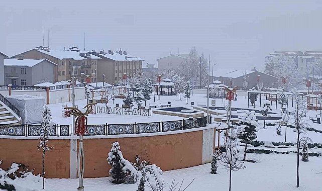 Hakkari'de kar yağışı kartpostallık manzaralar oluşturdu