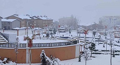 Hakkari'de kar yağışı kartpostallık manzaralar oluşturdu