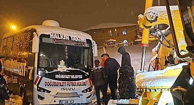 Hakkari'de karda mahsur kalan sporcular ve sağlıkçılar kurtarıldı