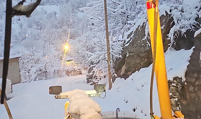 Hakkari'de karla mücadele ekibi gece kar mesaisinde