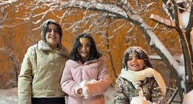 Hakkari'de yoğun kar yağışı en çok çocukları sevindirdi