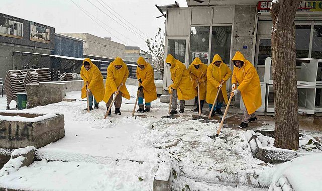 Haliliye Belediyesi ekipleri kar mesaisinde