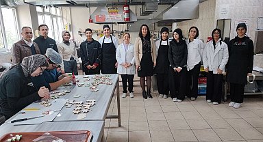 Halka açık kafede öğrenciler hem öğreniyor hem üretiyor